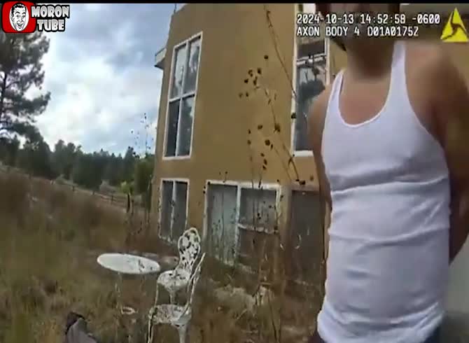 Video :After being left alone in an interrogation room, a guy who is suspected of killing his whole family flees